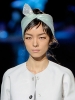 Дневна прическа за къса коса с ефирно късо шалче от ревю на Marc Jacobs