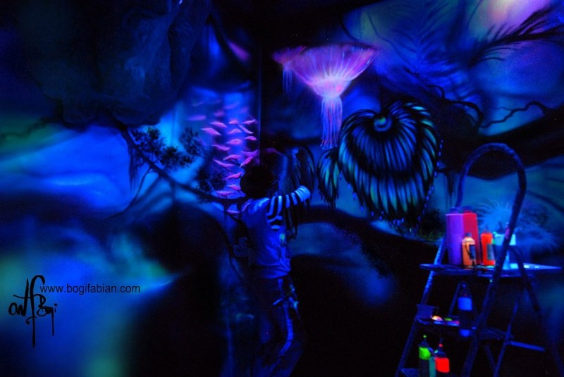  фосфоресциращи рисунки по стените 