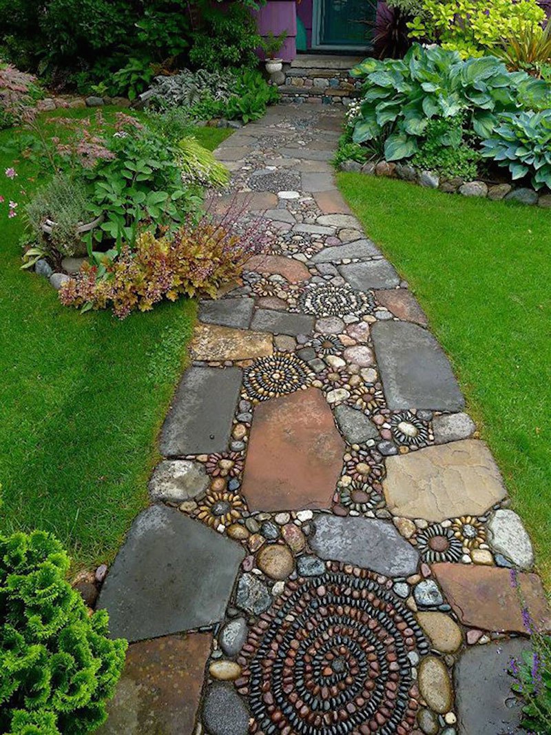 пътека с камъчета в двора