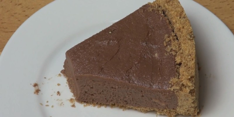 бисквитена торта с течен шоколад