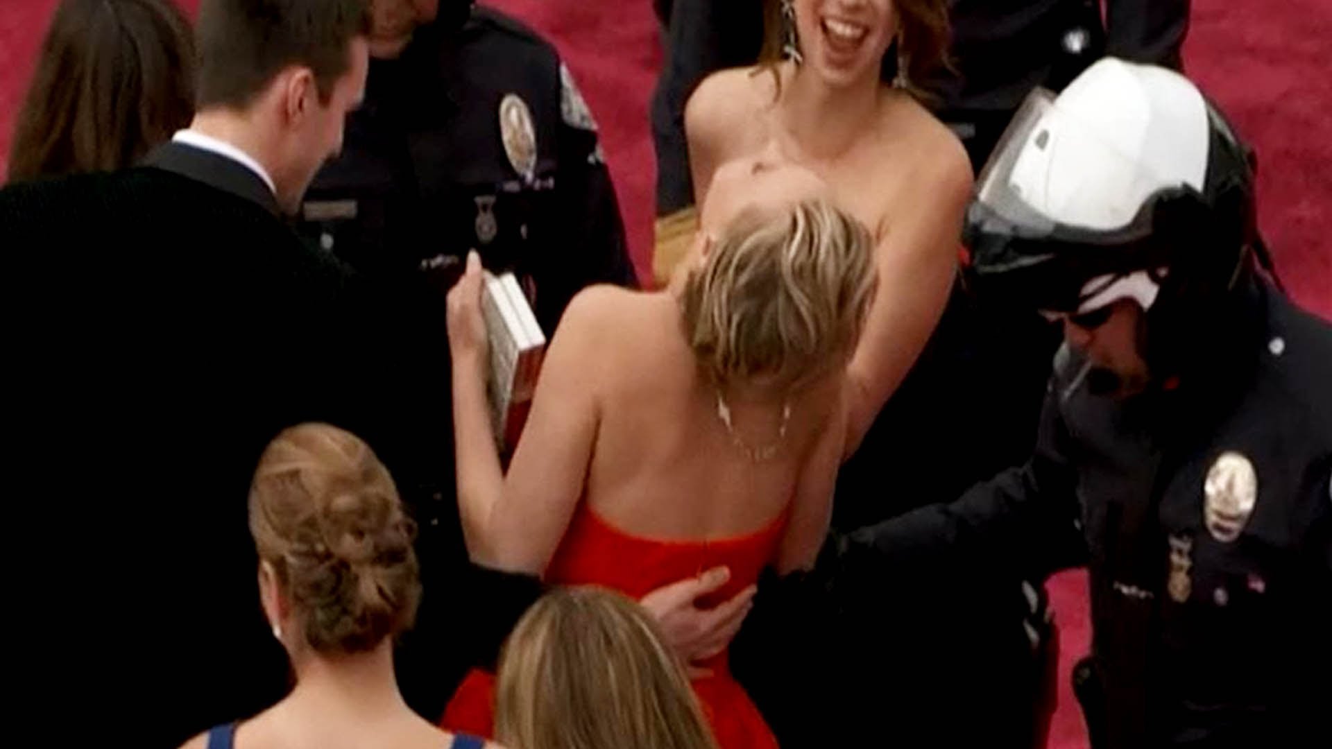 Дженнифер Лоуренс упала на Оскаре