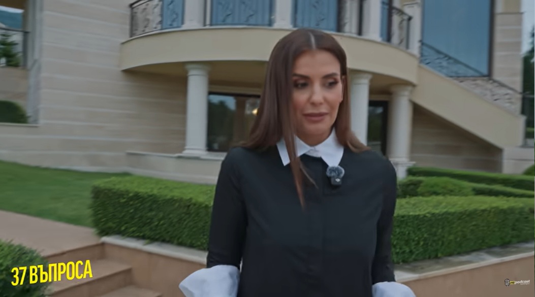 Анелия в къщата си
