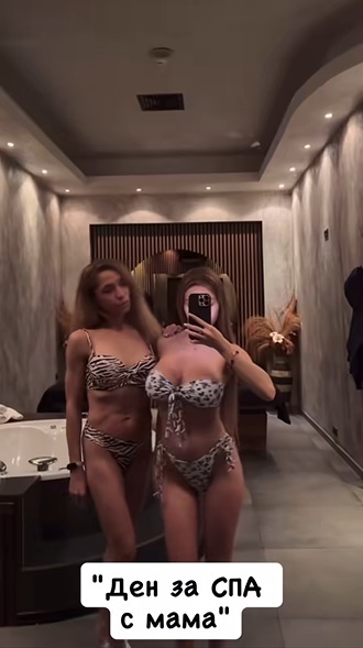 Ана Шермин майка бански