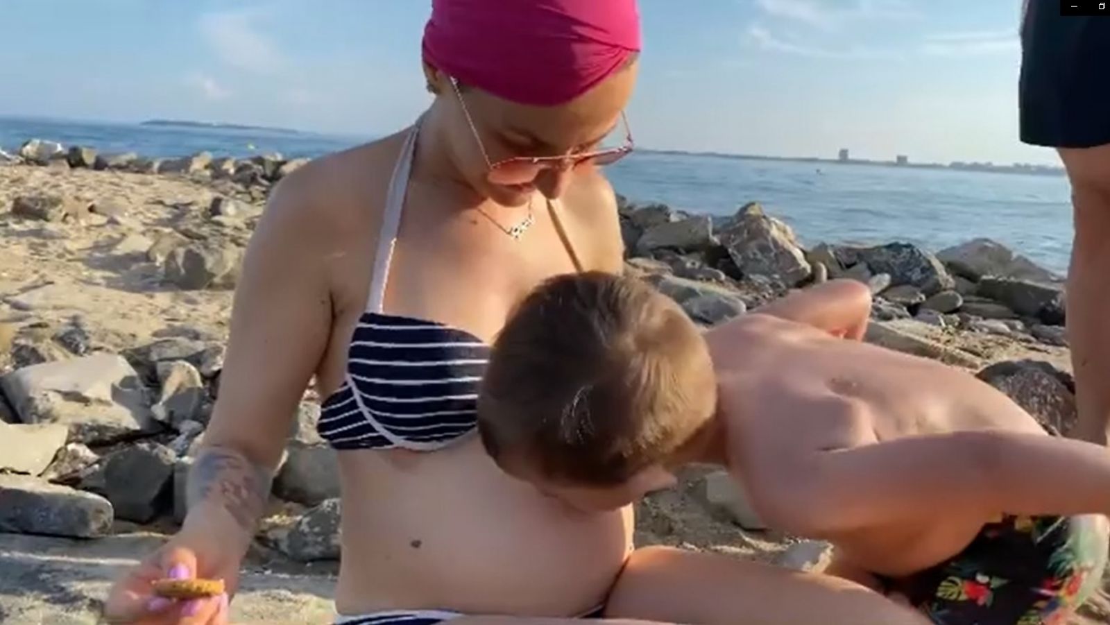  Поли бременна 