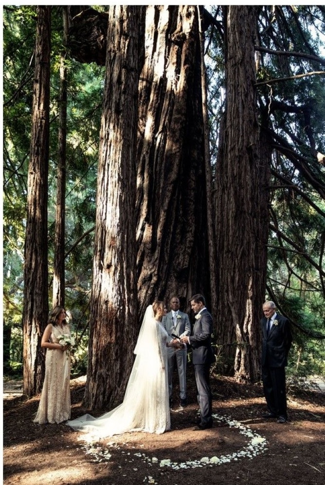 Сватбата под открито небе в резервата Сейнт Лусия в Кармел, Калифорния.