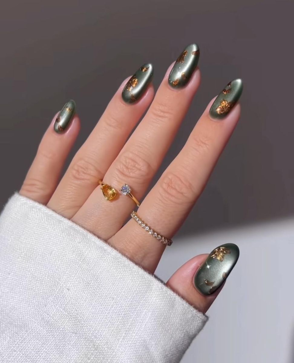 сиво-зелен маникюр