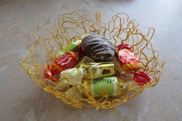 Декоративен поднос за бонбони: Как да си го направите сами?