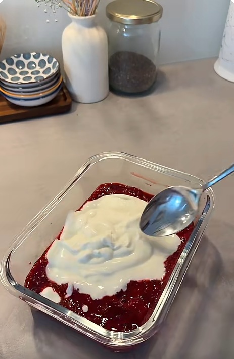 кисело мляко с малини