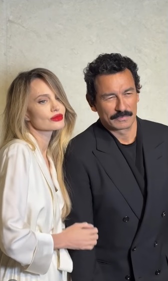 Джоли бял костюм