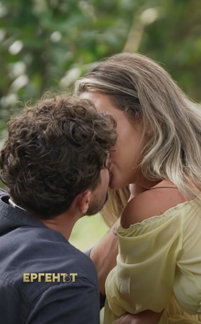 Марин Михаела целувка