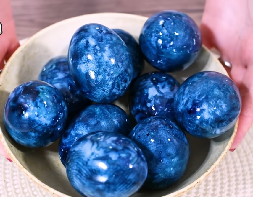 яйца с цвят небе