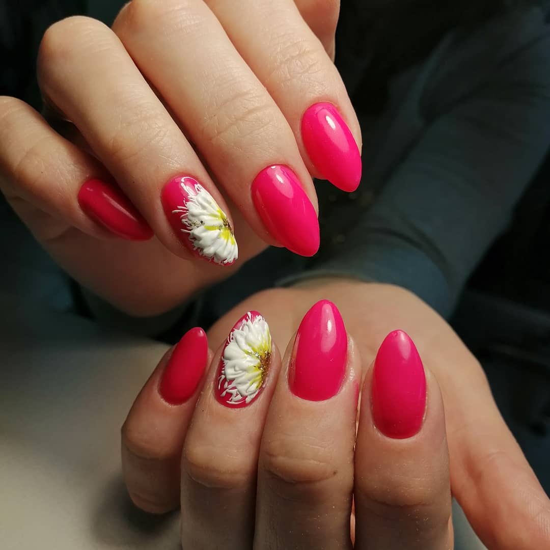 Изтънчен розов дизайн за ноктите за тази пролет