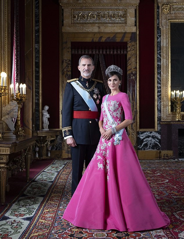 Испанска кралица Летисия изглежда царствено в рокля от Каролина Херера за гала портрет с крал Фелипе
