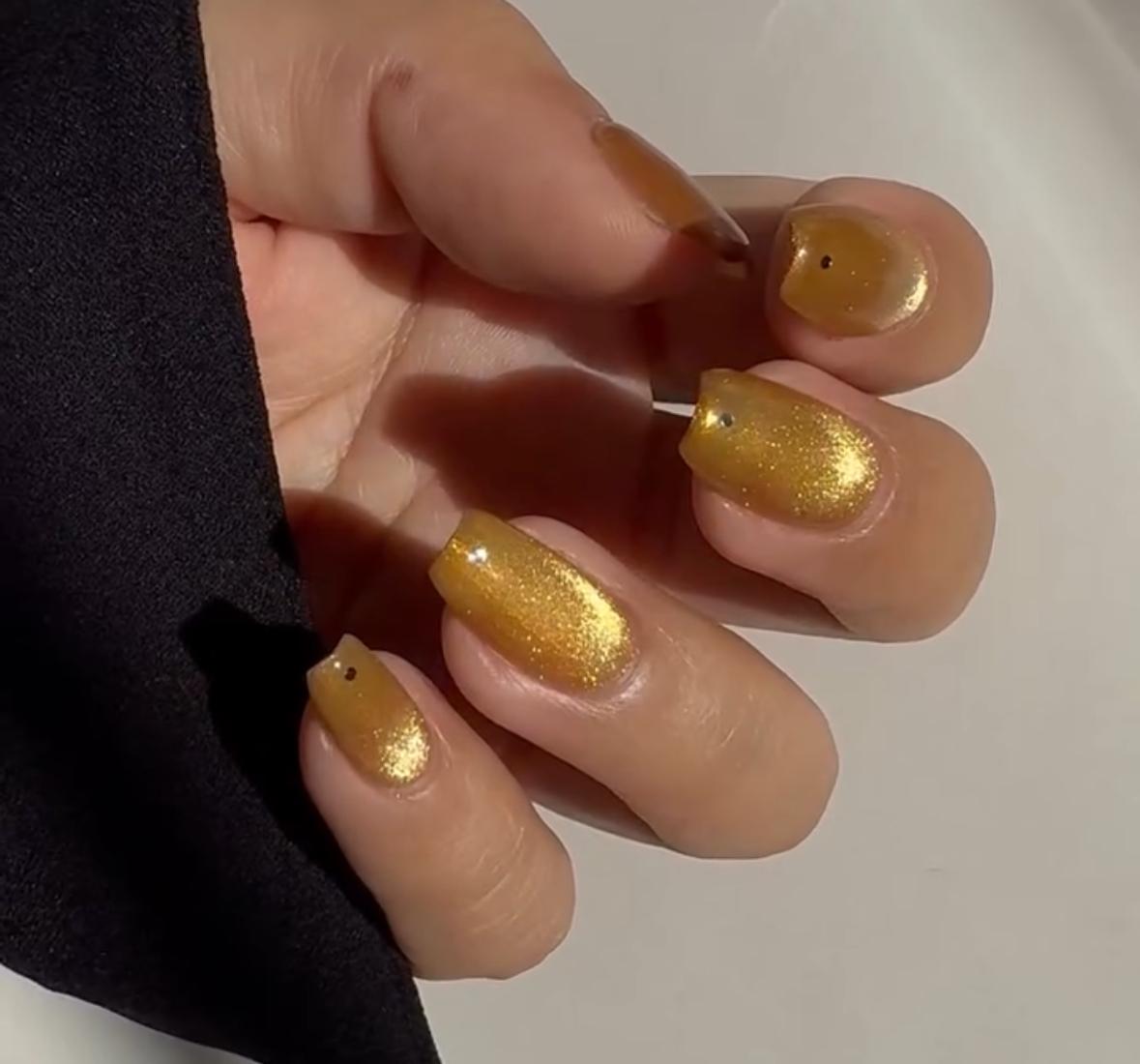 маникюр тъмно злато