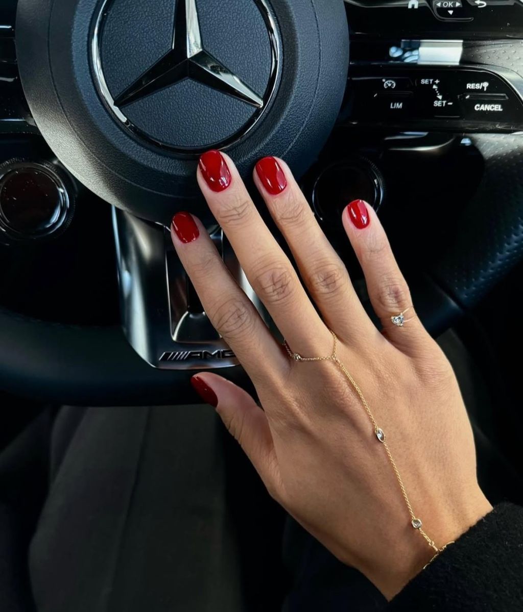 маникюр тъмен гранат