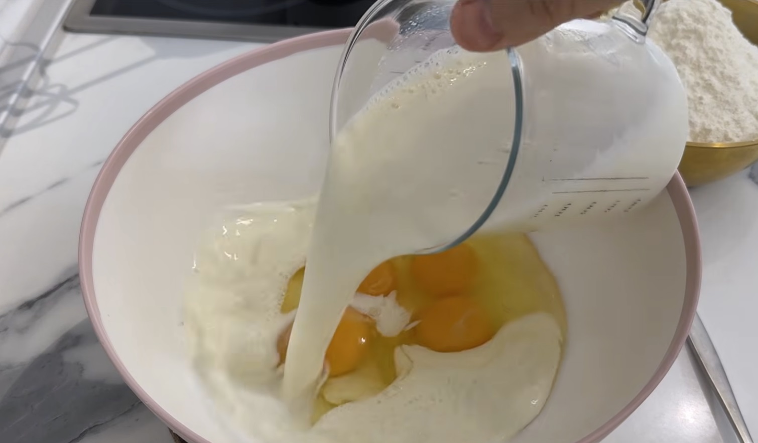 мляко в яйцата