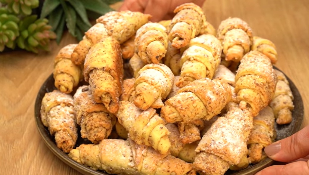 пръхкави орехови кифлички