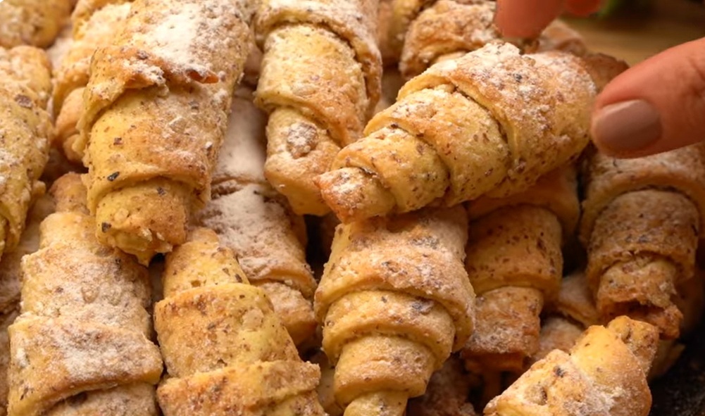 пръхкави кифлички с орехи