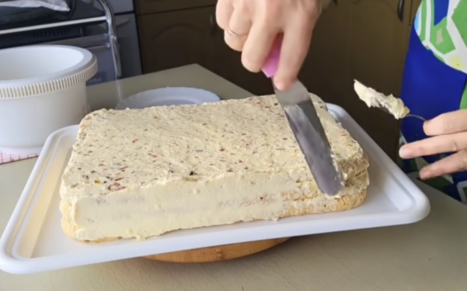 намазване торта с крем