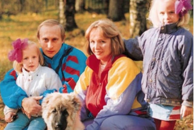 Путин като млад с дъщерите си