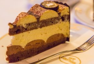 Тортата Моцарт - невероятно вкусен и ароматен шоколадов десерт