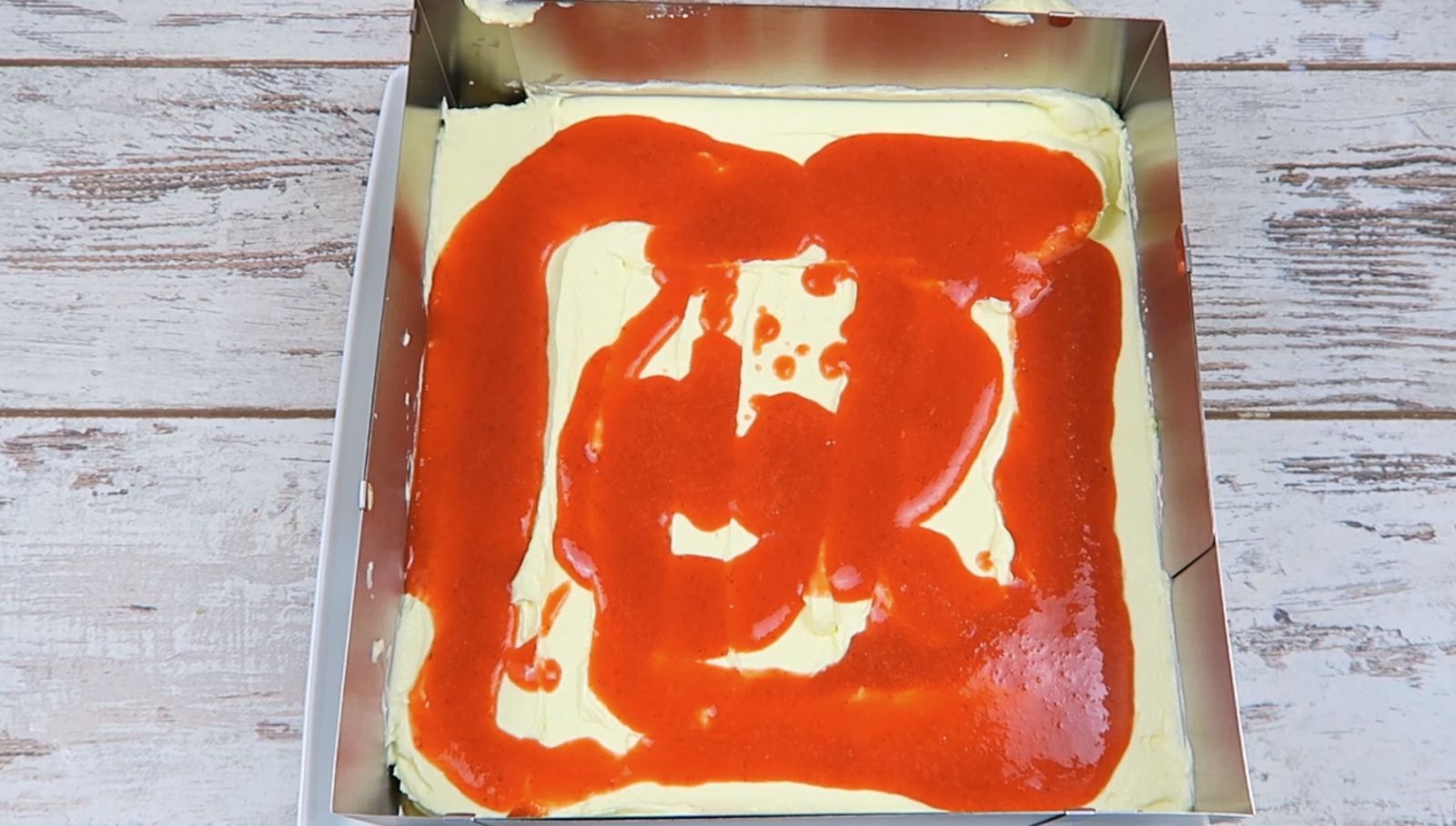 ягодов сироп върху крема