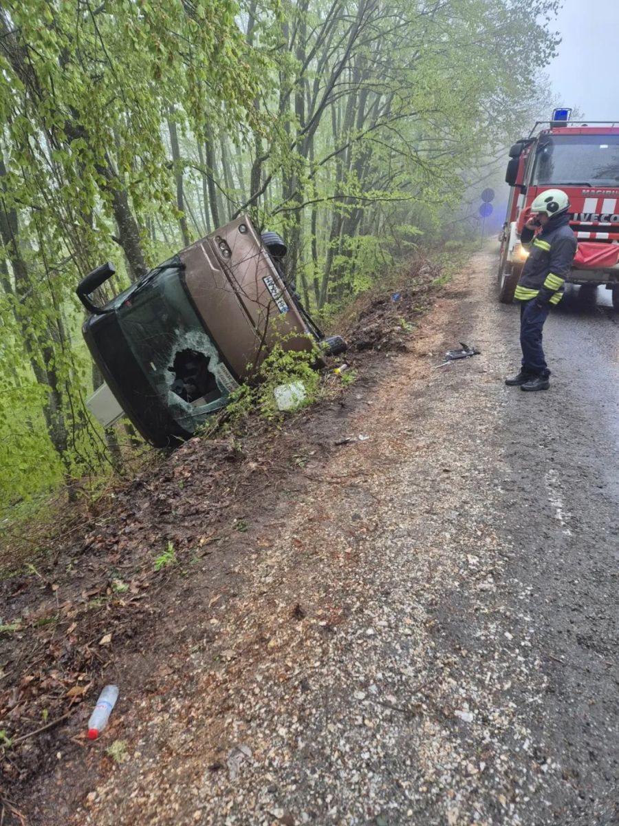 преобърнат автобус