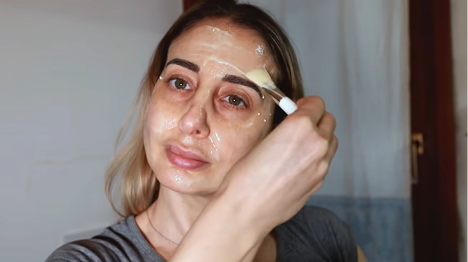 нанасяне на маска за лице