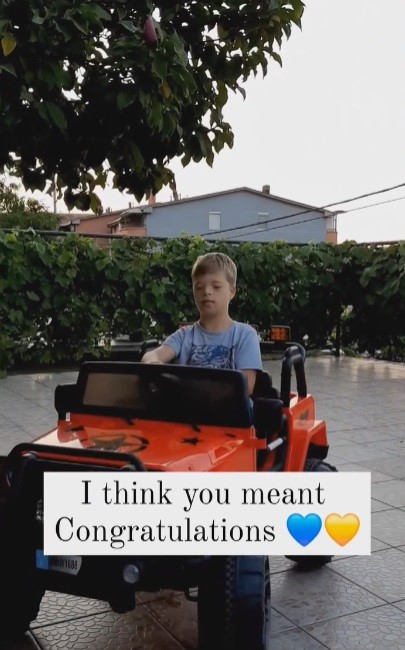  Никола играе 