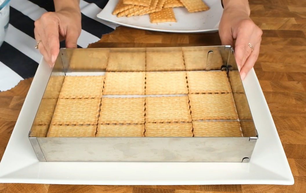 форма с бисквити