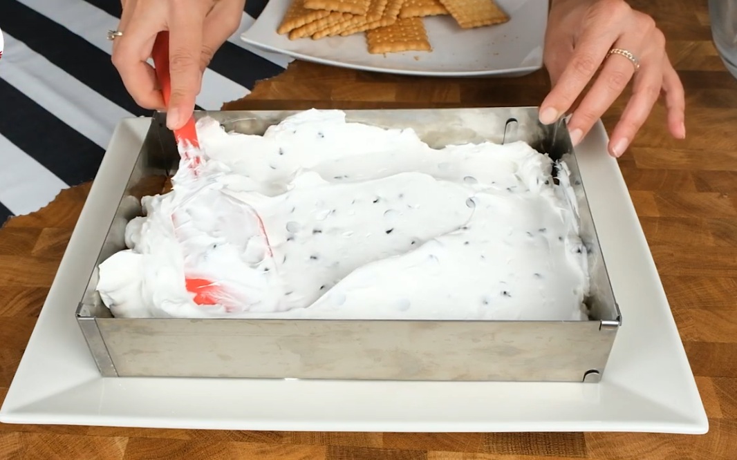 сметана върху бисквитите