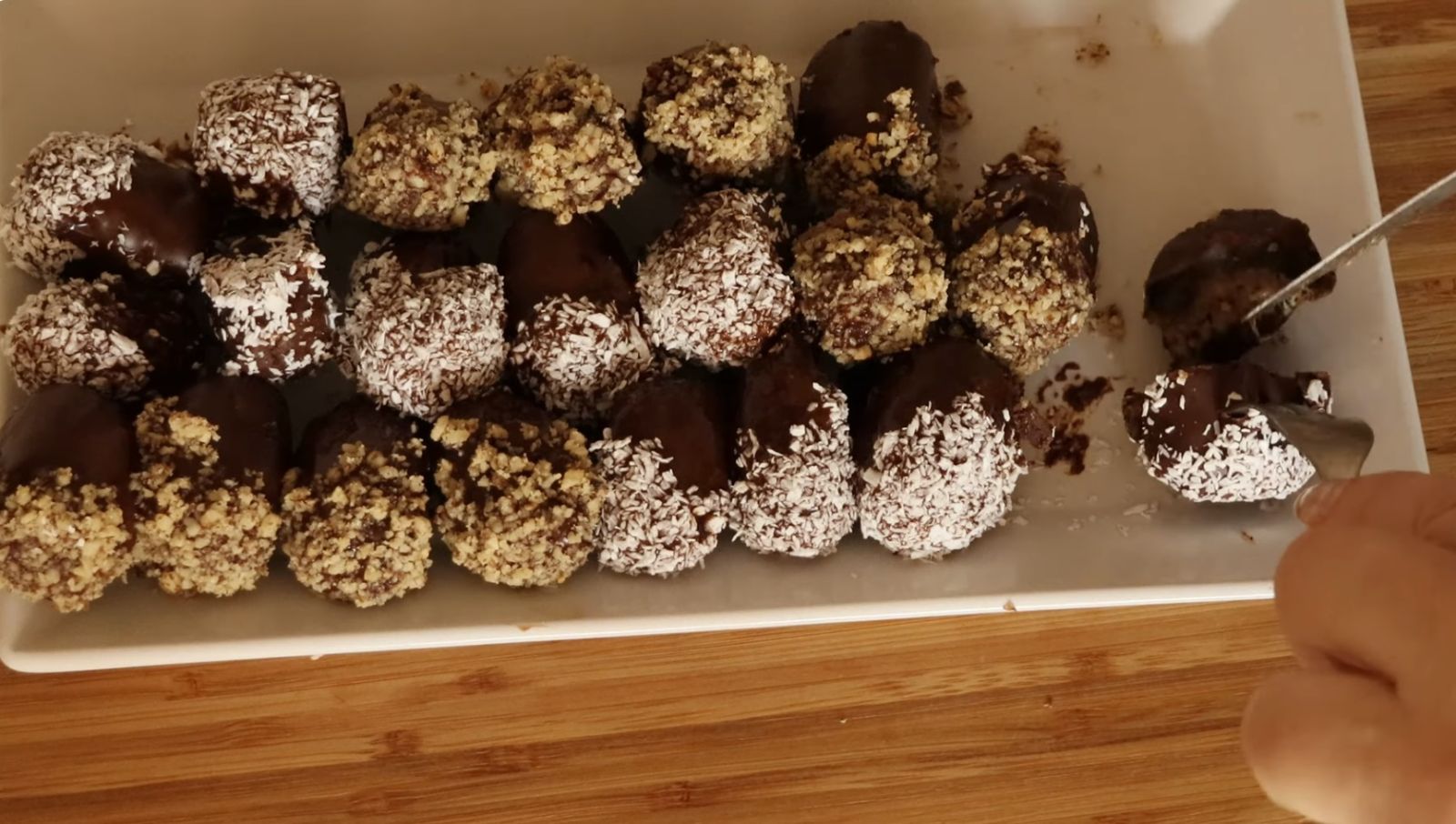 бонбони с шоколад и фурми