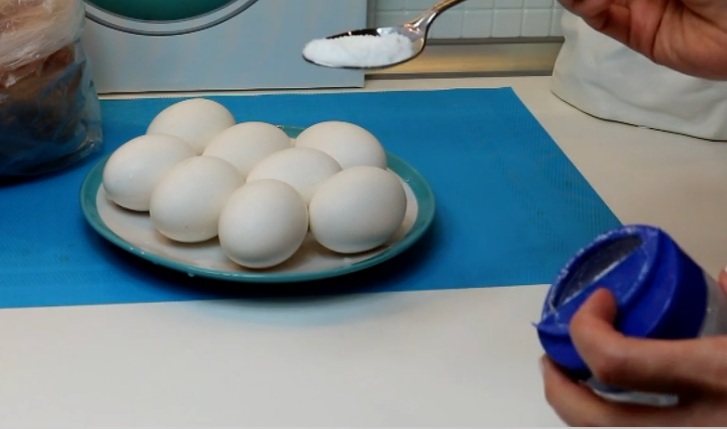 сол в яйцата