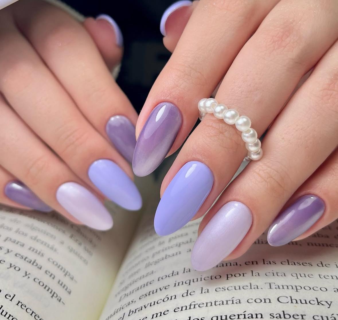 виолетов маникюр стрелец