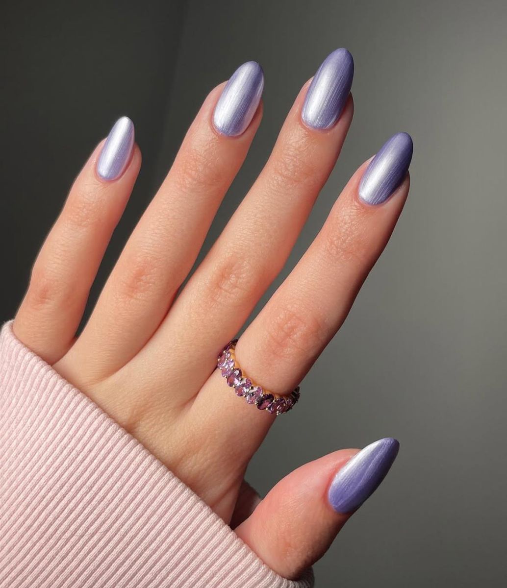 виолетов маникюр металик