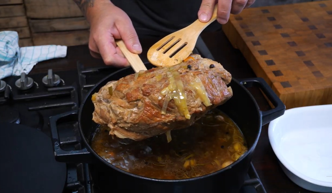 свински врат в тенджера