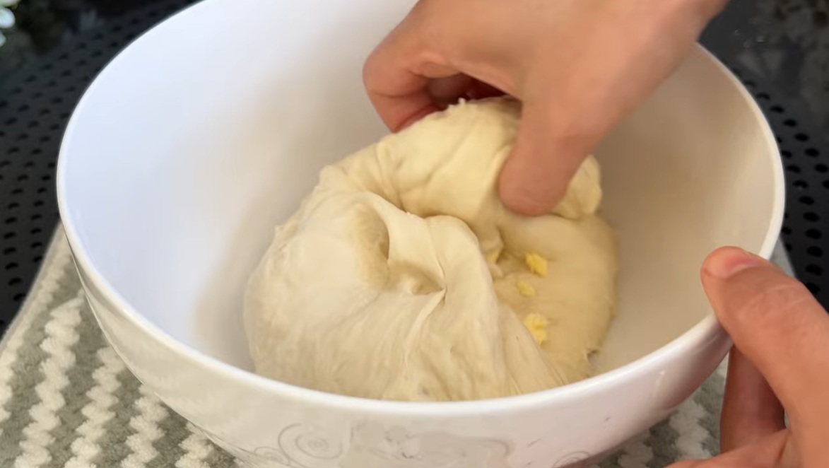 замесване тесто пица