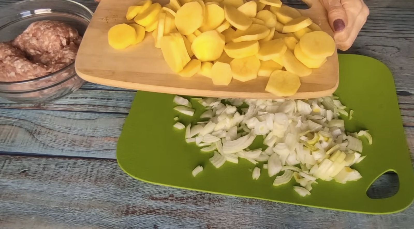 нарязани лук и картофи