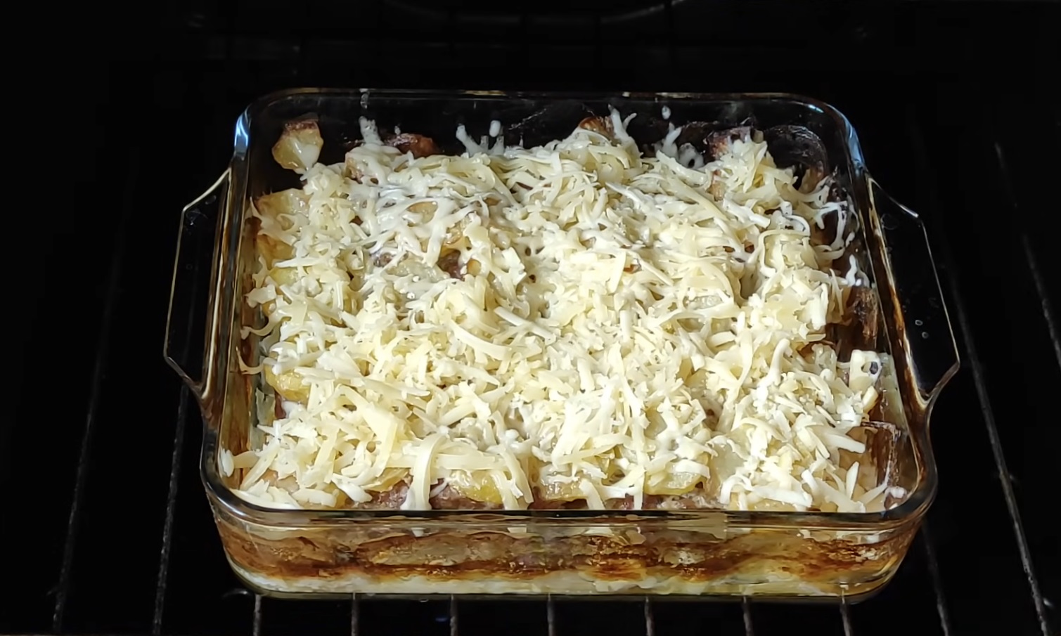 кашкавал върху запеканка