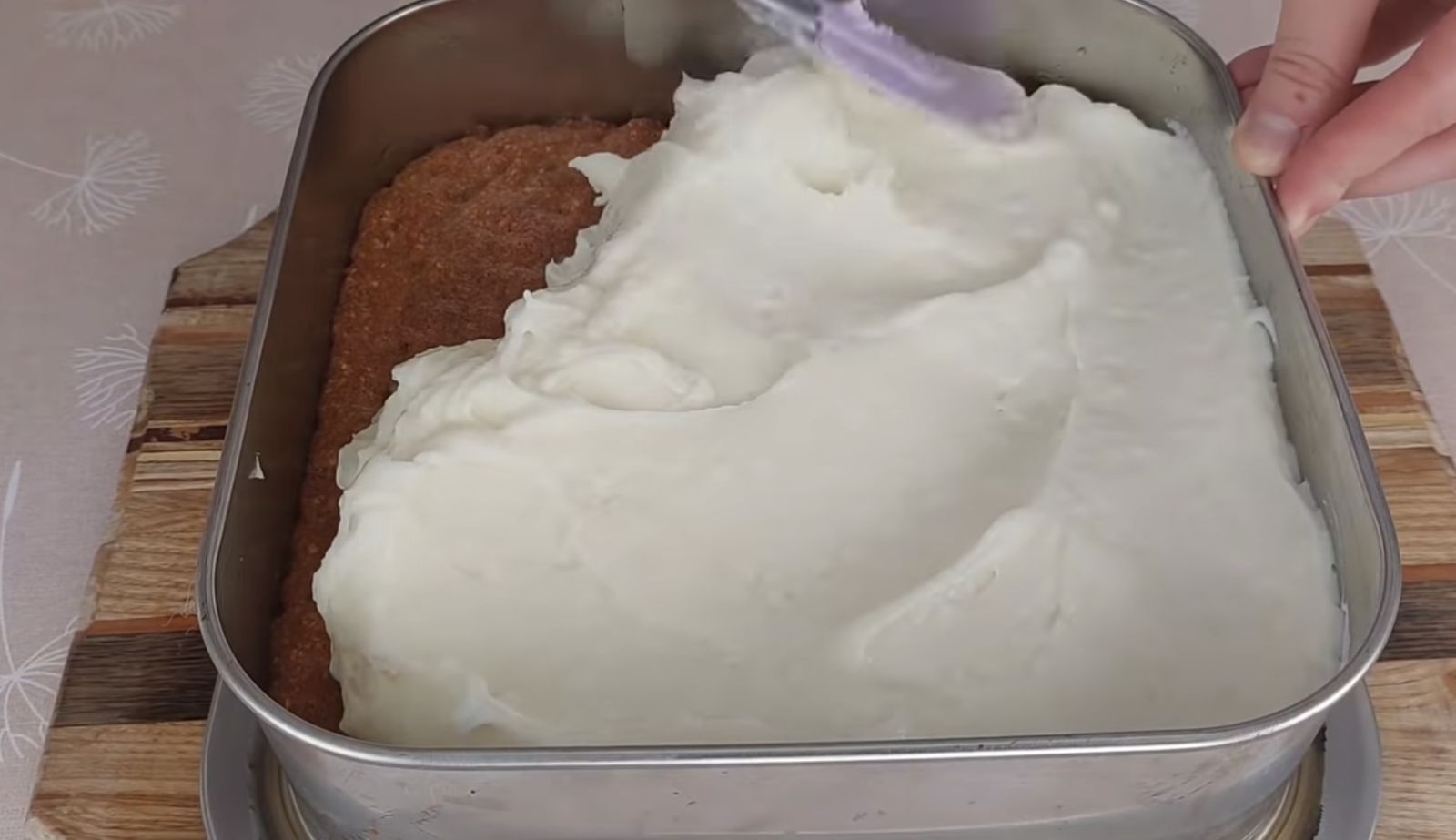 крем върху торта