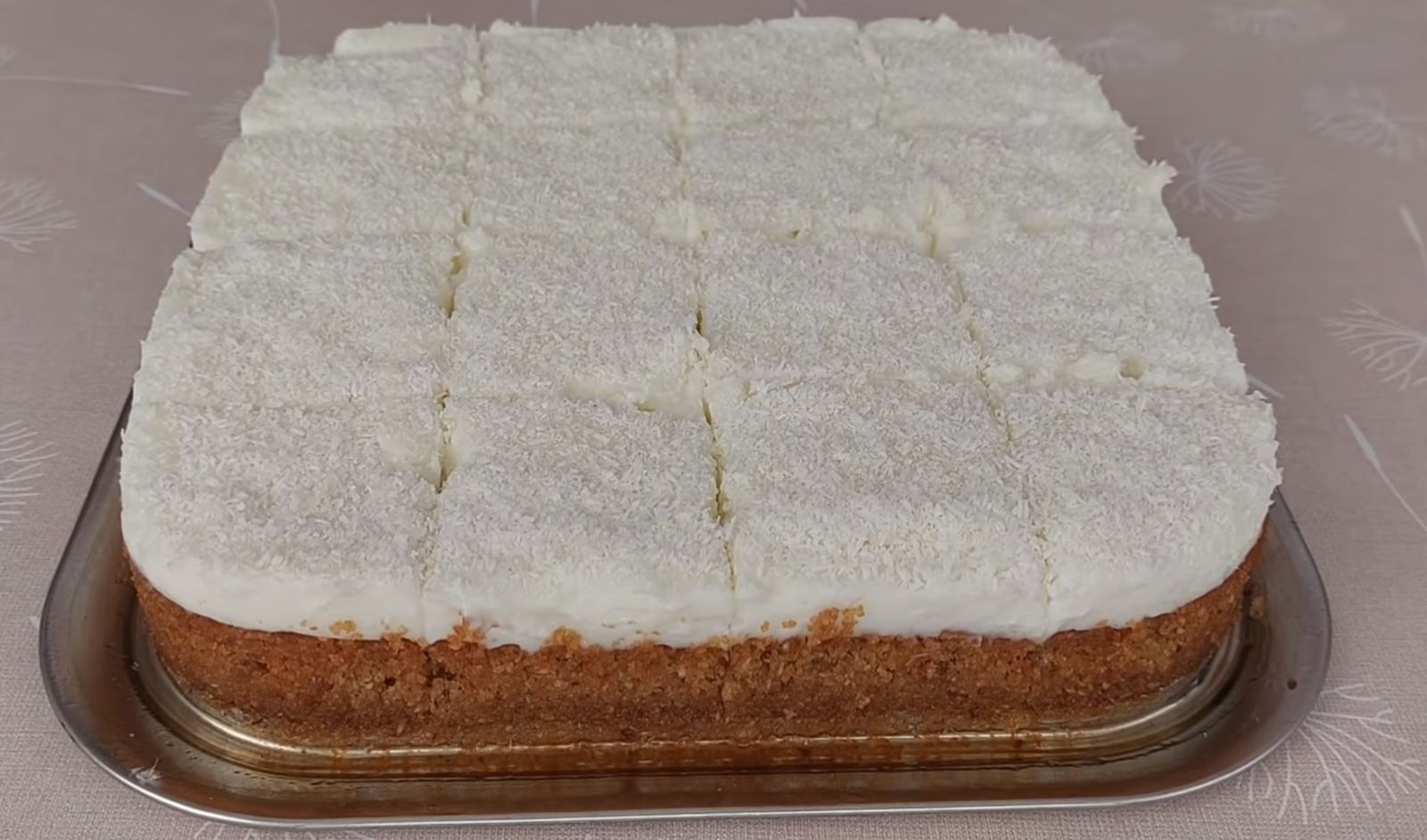 кокос върху тортата