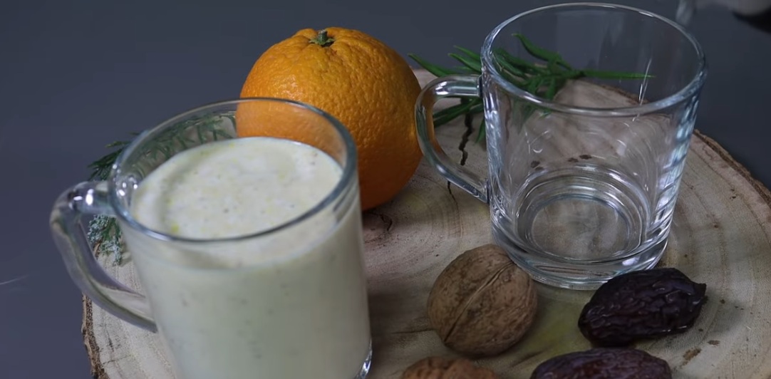 наливане мляко с фурми