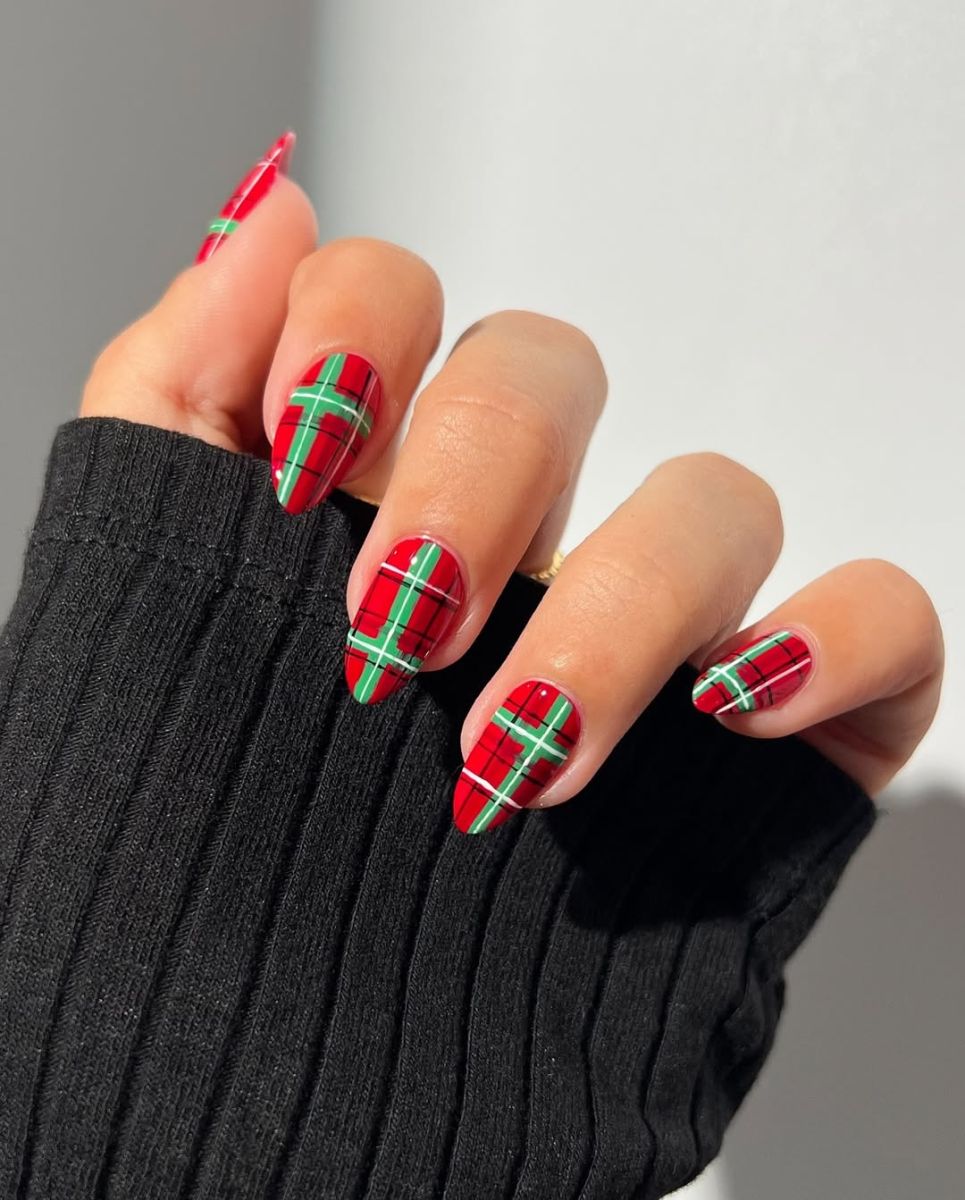 маникюр червено зелено каре