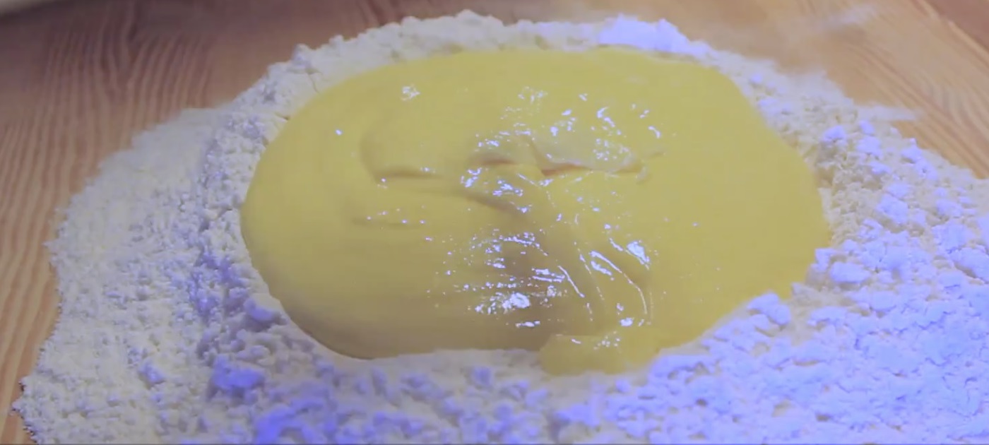 брашно с жълтъци