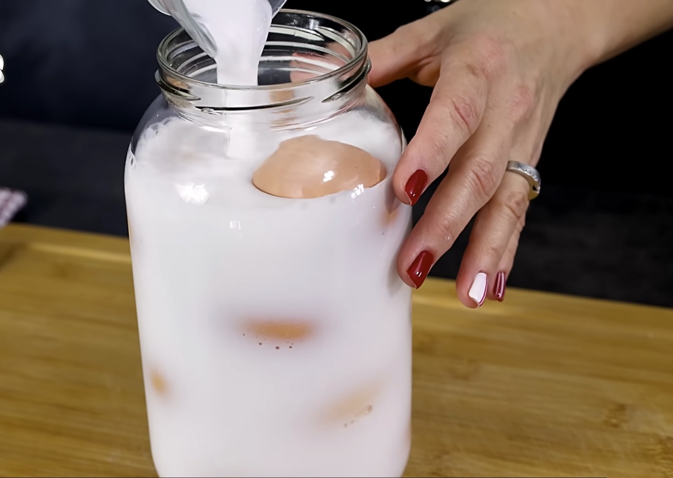 гасена вар върху яйцата