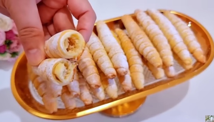 сусамена кифличка с пудра захар