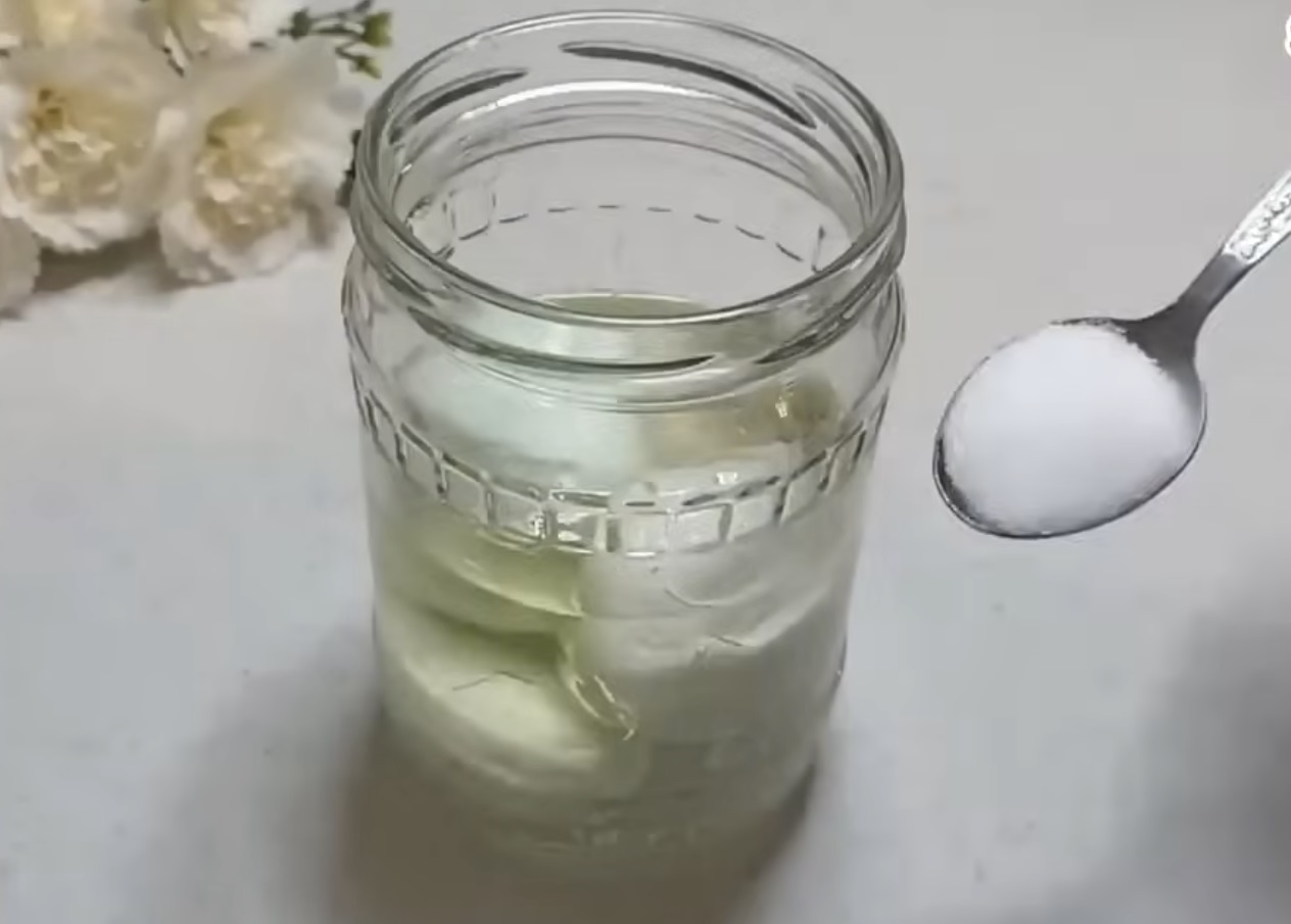 сол в яйцата