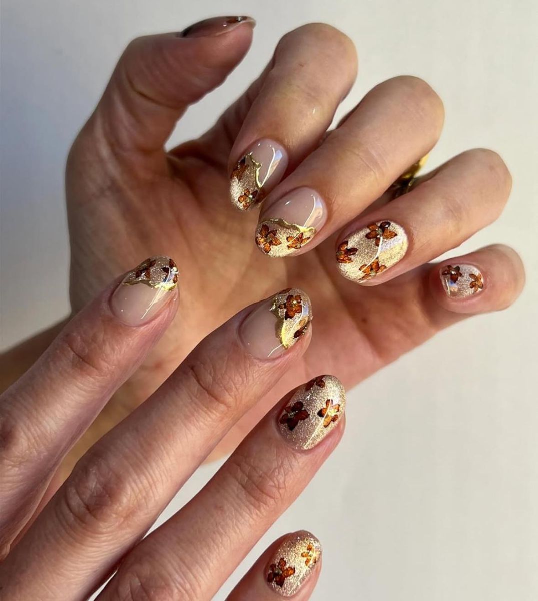 златен маникюр орнаменти