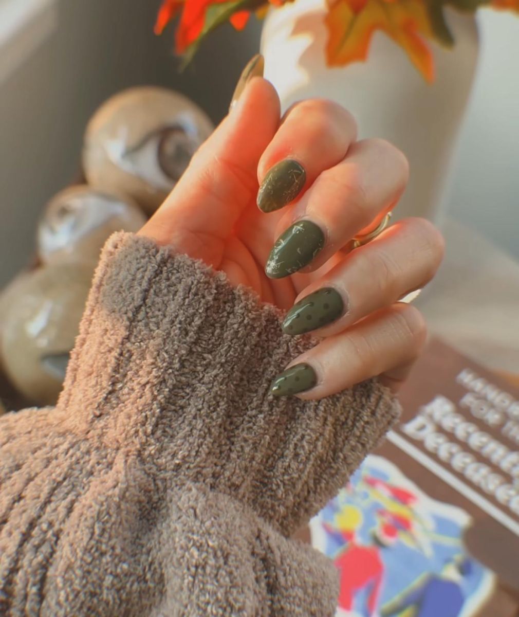 маникюр зелена маслина