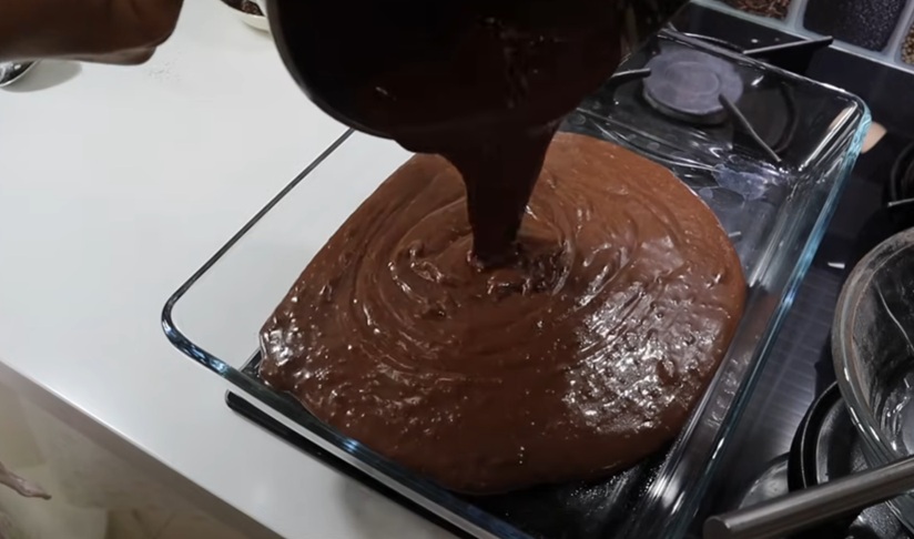 шоколадово тесто в тава